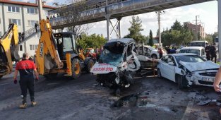 Kontrolden çıkan tır karşı şeride geçip 5 aracı biçti