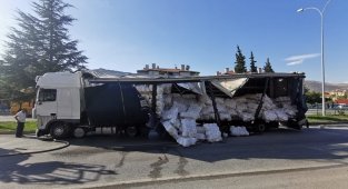 Kontrolden çıkan tırın 6 aracı biçtiği anlar güvenlik kamerasında