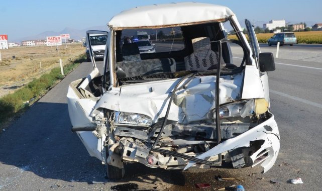Konya&#039;da minibüs tıra çarptı: 1 yaralı