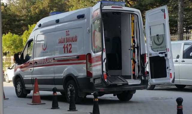 Konya&#039;da minibüsün çarptığı 2 genç yaralandı