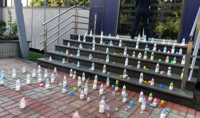 Kosova&#039;da muhalefetten biberonlu Covid-19 protestosu