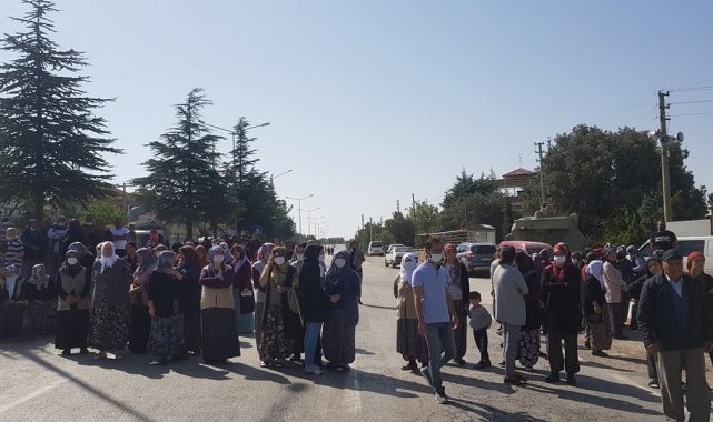 Küçük çocuğun ölümünden sonra yolu trafiğe kapattılar