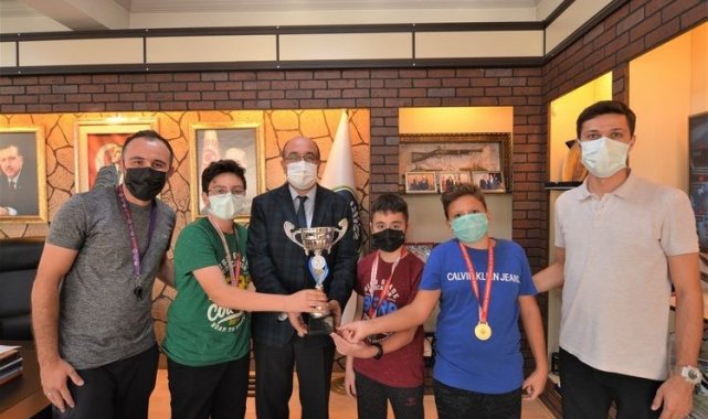 Kupa sevinçlerini Başkan Çöl ile paylaştılar