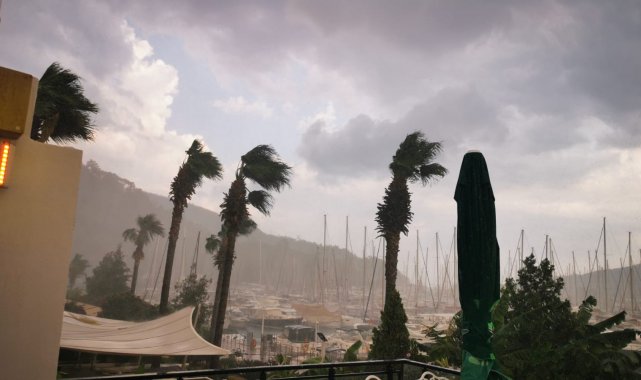 Marmaris&#039;te dolu ile karışık sağanak yağış hayatı olumsuz etkiledi