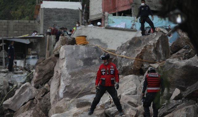 Meksika&#039;da yamaçtan kopan dev kayalar evlerin üzerine düştü: 1 ölü, 10 kayıp