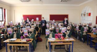 Meram'da öğrencilere 'Mega- Kariyer Rehberi' dağıtılıyor