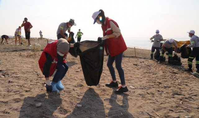 Mersin&#039;de Suriye kaynaklı petrol sızıntısına karşı temizlik çalışmaları sürüyor