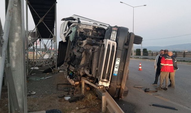 Metrelerce sürüklenen tır, üst geçide çarpıp devrildi: 1 ölü