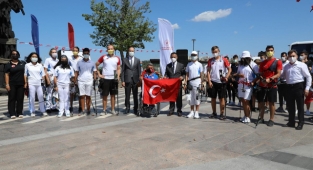 Milli Sporcu Bülent Korkmaz, coşkuyla karşılandı