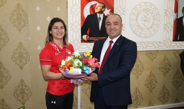 Milli sporcu Çelik Ağrı&#039;da çiçeklerle karşılandı