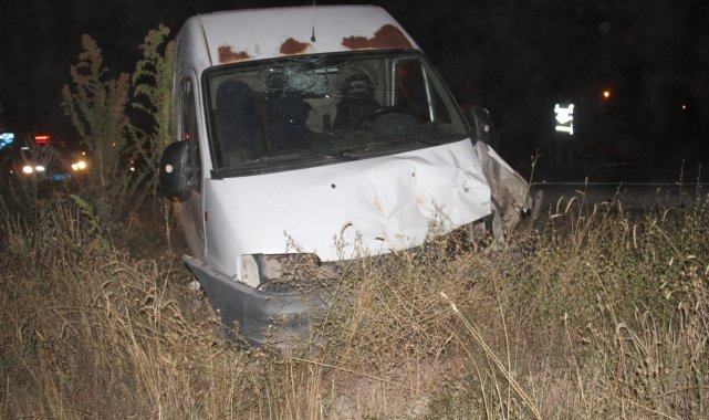 Minibüs ile traktör çarpıştı: 4 yaralı