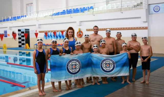 Minik kulaçlar havuzla buluştu