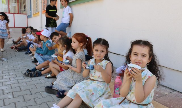 Minikler önce dondurma yedi, sonra okula başladı