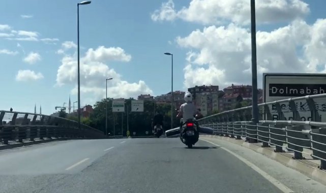 Motosikletlinin tehlikeli yolculuğu kamerada