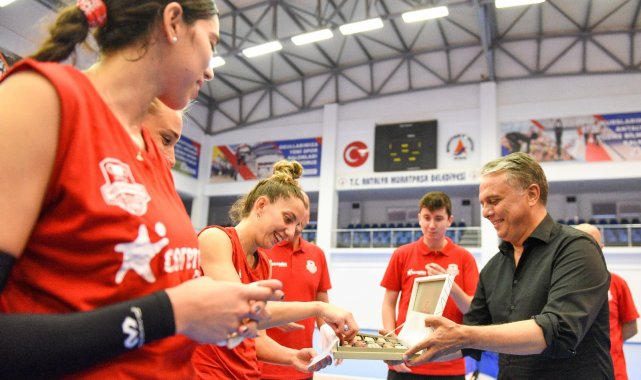 Muratpaşalı kadın voleybolcuların hedefi şampiyonluk