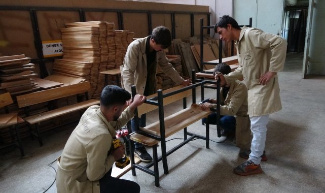 Muş&#039;ta 1 milyon lira ciro yapan okulda sıra ve masa mesaisi