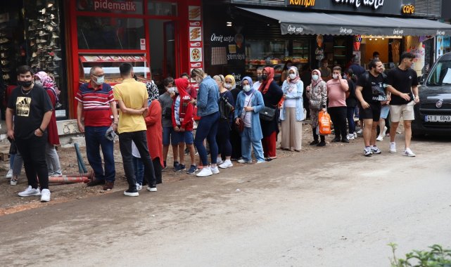Ne indirim ne de bedava ürün, okul kıyafeti kuyruğu görenleri şaşırttı