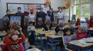 Öğrenciler jandarmayı bağrına bastı