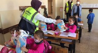 Öğrencilere kırtasiye malzemeleri İvrindi Belediyesi'nden