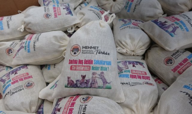 Öğrencilere sokak hayvanlarını beslemeleri için mama dağıtıldı