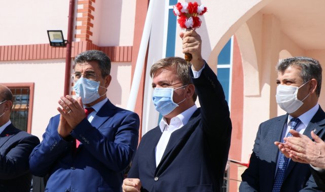 Okula başlayan minik öğrencilerden &quot;Aşı olun&quot; çağrısı