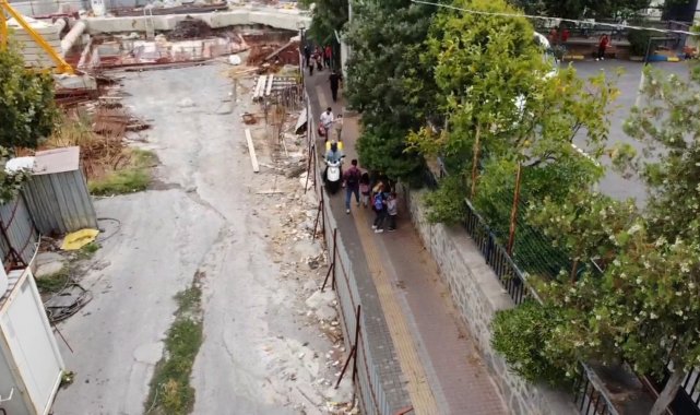 Okula giren öğrenciler, ezilmemek için motokuryelerden kaçıyor