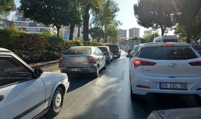 Okullar açıldı, trafik kilitlendi