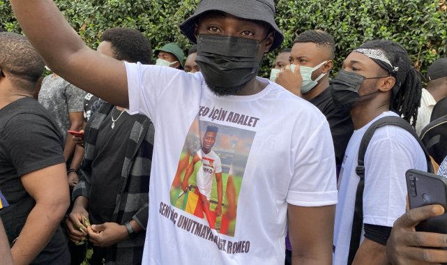 Öldürülen Afrikalı genci anmak için toplandılar