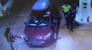 Önce ısınma hareketleri yaptı sonra aracını tekmeledi