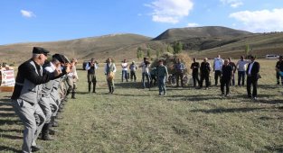 Ordu Büyükşehir Belediye Başkanı Güler, Bayburt'ta tırpan sallayıp, halaya katıldı