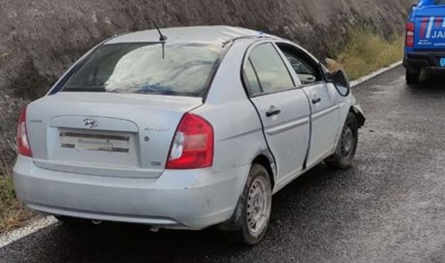 Otomobil bariyerlere çarptı: 2 yaralı