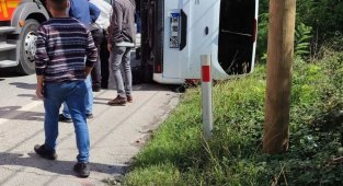 Otomobil ile çarpışan midibüs devrildi: 1 yaralı