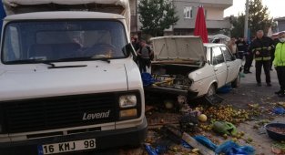 Otomobil pazara daldı: 4 yaralı