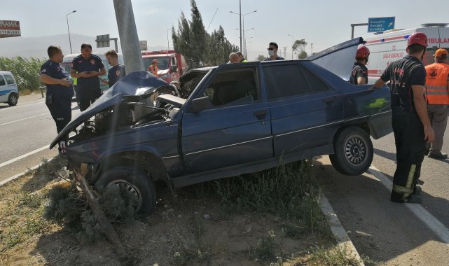 Otomobil refüjdeki direğe çarptı, sürücü ölümden döndü