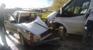 Otomobil ve minibüs çarpıştı: 3 yaralı