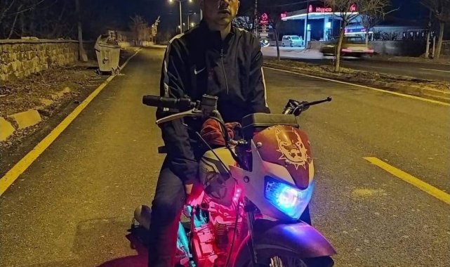 Otomobille çarpışan motosiklet sürücüsü öldü