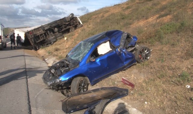 Otoyolda duran otomobile tır çarptı: 2 yaralı