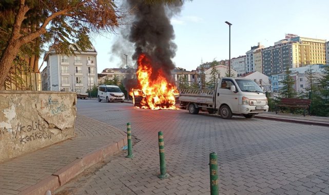 Park halindeki araç alev alev yandı