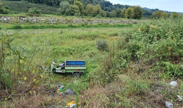 Pat pat sürücüsü köpeğe çarpmamak için çaya uçtu