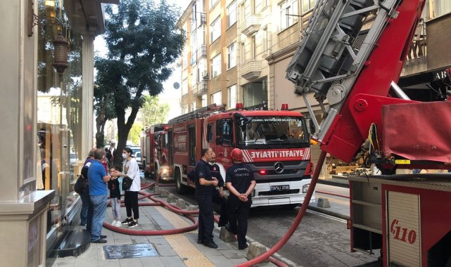 Pendik&#039;te 5 katlı binada çatı yangını