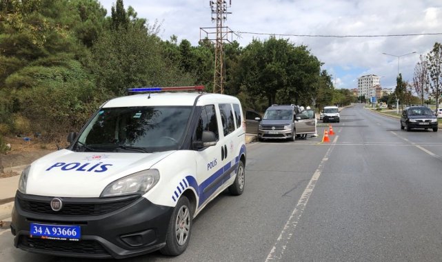 Pendik&#039;te otomobil içerisinde tabancayla intihar girişimi