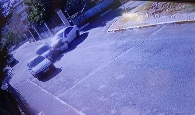 Pendik&#039;te otomobillerin dört yol ağzında çarpıştığı anlar kamerada