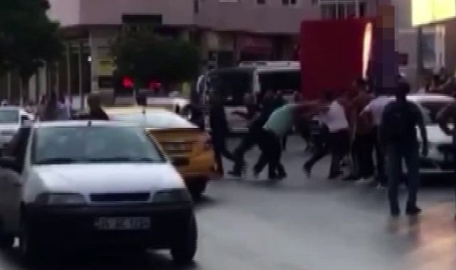 Pendik&#039;te tekmeli yumruklu yol verme kavgası kamerada