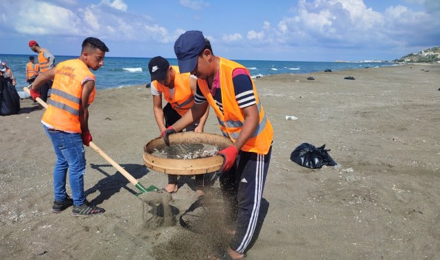 Petrol atıkları sahilde tırmık ve elek ile temizleniyor