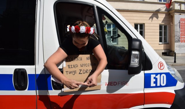 Polonya&#039;da 20 bine yakın sağlık çalışanı hükümete karşı sokaklara döküldü