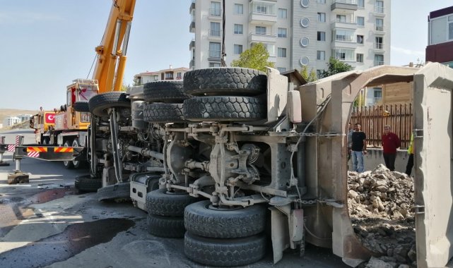 Rampa aşağı giderken devrilen hafriyat kamyonu 2 aracı biçti