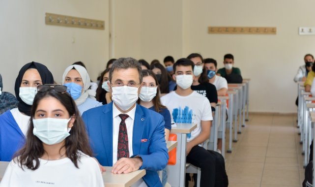 Rektör Çiçek Diş Hekimliği Fakültesi&#039;nde ilk derse katıldı