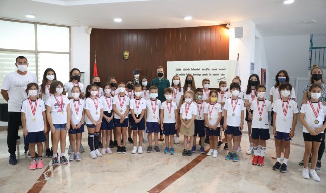 Rektör Hotar, okullarına kavuşan miniklerle buluştu