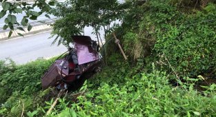 Rize'de araç şarampole yuvarlandı: 2 yaralı