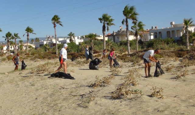 Rus ve Türk vatandaşlar, kaplumbağaların üreme alanlarında temizlik yaptı